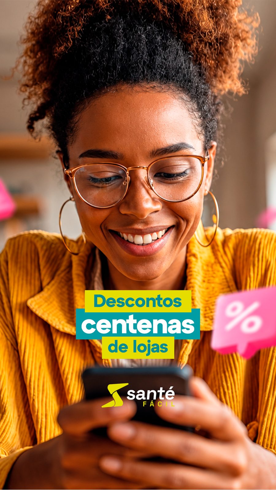 Mulher olhando descontos disponíveis no aplicativo Santé Fácil