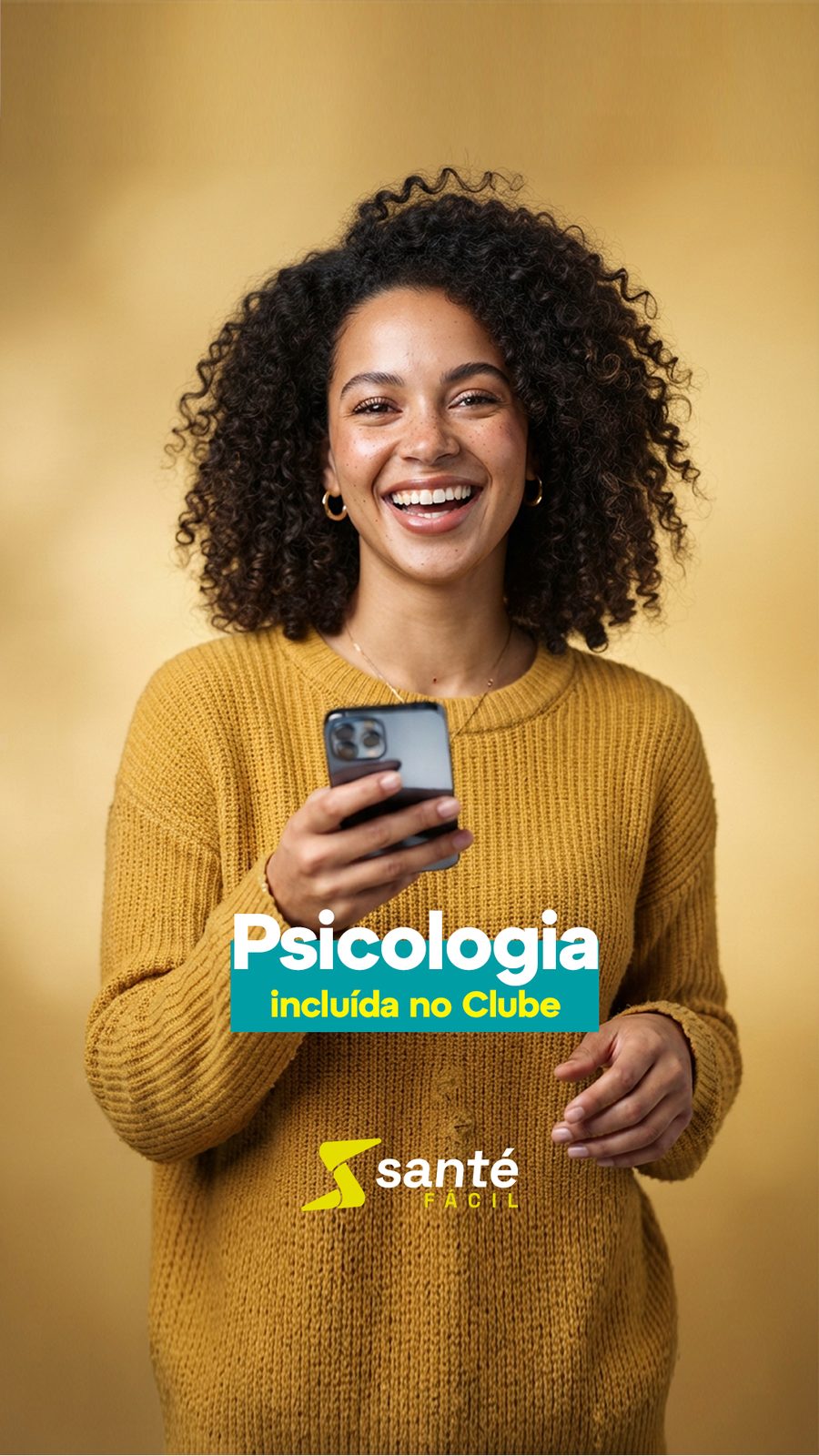 Mulher sorrindo enquanto usa o aplicativo Santé Fácil para agendar psicologia